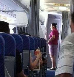 南方航空空姐吃瓜视频播放,网友热议空中美食瞬间
