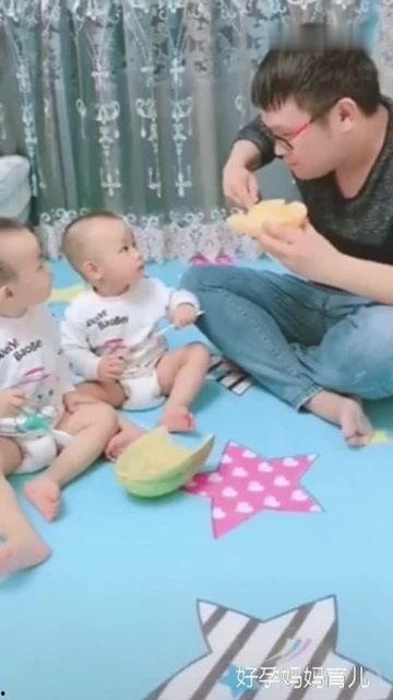 两个吃瓜宝贝的故事视频,两个宝贝的甜蜜吃瓜日常