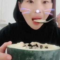 给旁边吃瓜的视频叫什么,揭秘视频背后的故事