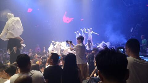 酒吧蹦迪吃瓜视频,吃瓜群众围观狂欢瞬间